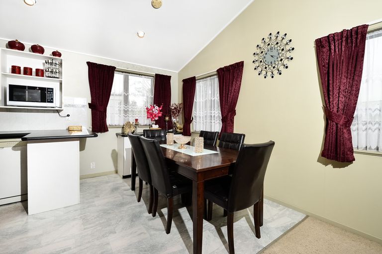 Photo of property in 92 Harrington Road, Henderson, Auckland, 0610