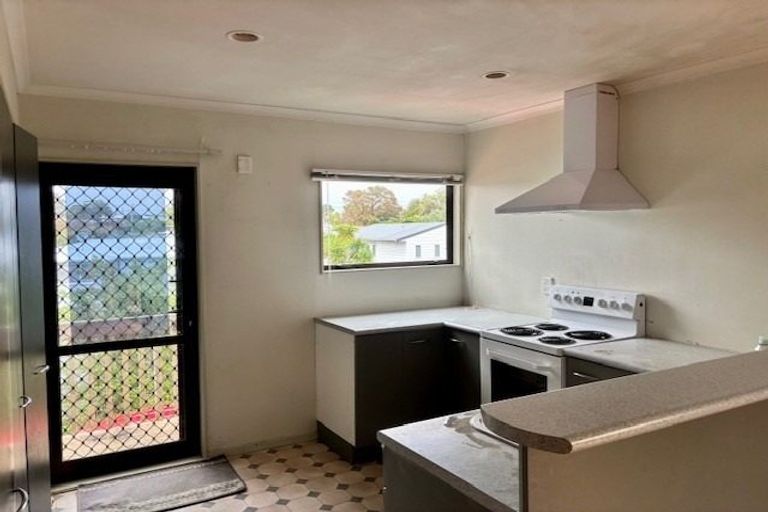 Photo of property in 5 Justin Place, Te Atatu Peninsula, Auckland, 0610