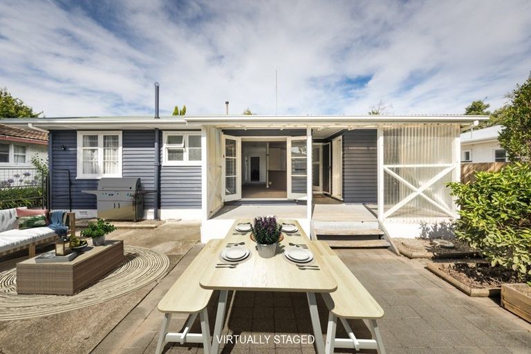 Photo of property in 17 Botanical Road, Takaro, Palmerston North, 4412