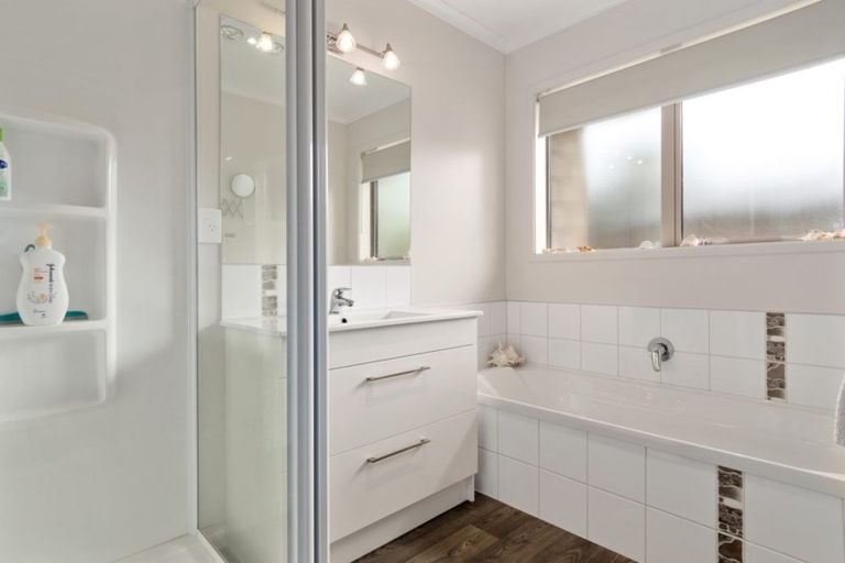 Photo of property in 52 Kayelene Place, Omokoroa, 3114