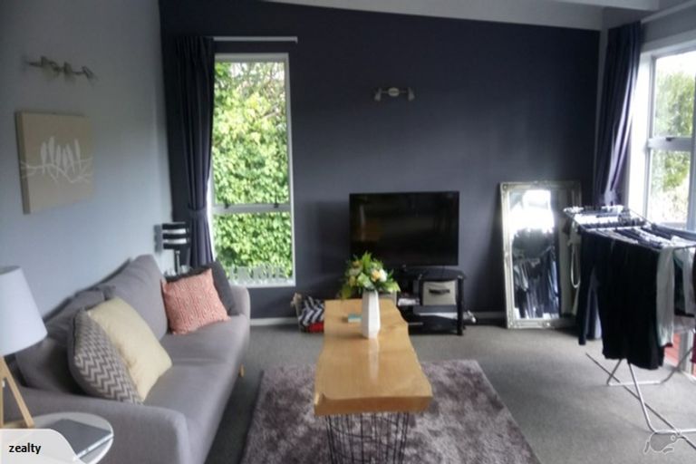 Photo of property in 5a Robert Street, Newlands, Wellington, 6037