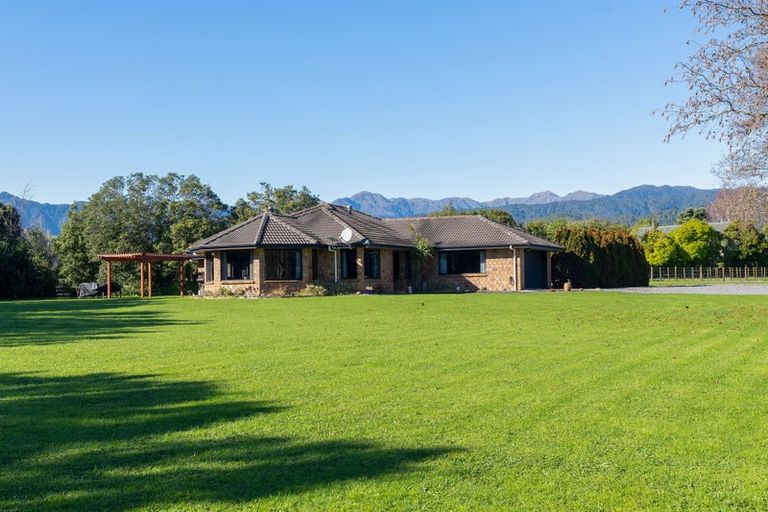 Photo of property in 14 Pukematawai Lane, Levin, 5571
