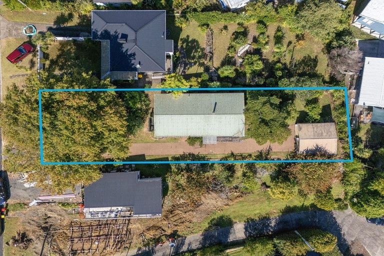 Photo of property in 16 Pohutukawa Avenue, Red Beach, 0932