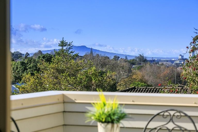 Photo of property in 2/11 Camelot Place, Glenfield, Auckland, 0629