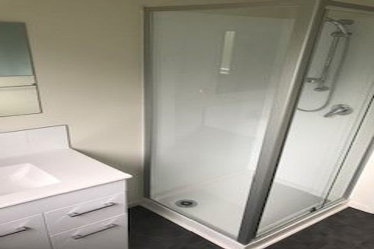 Photo of property in 33 Helleur Road, Massey, Auckland, 0614