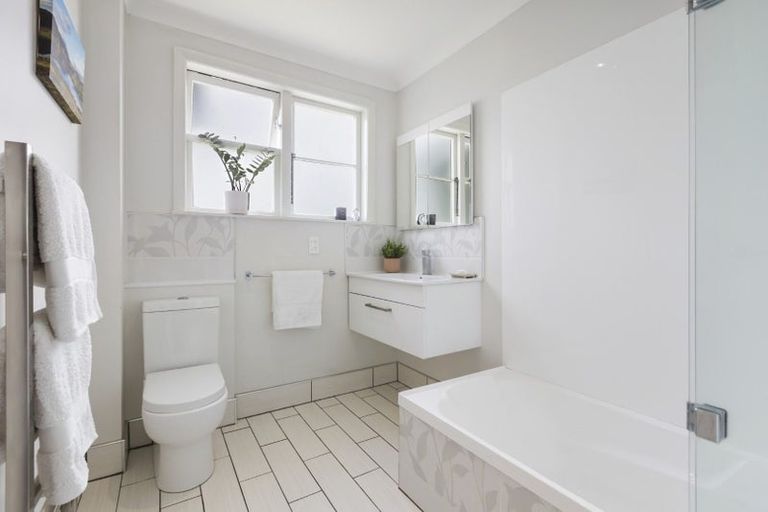 Photo of property in 18 Inglewood Street, Wai O Taiki Bay, Auckland, 1072
