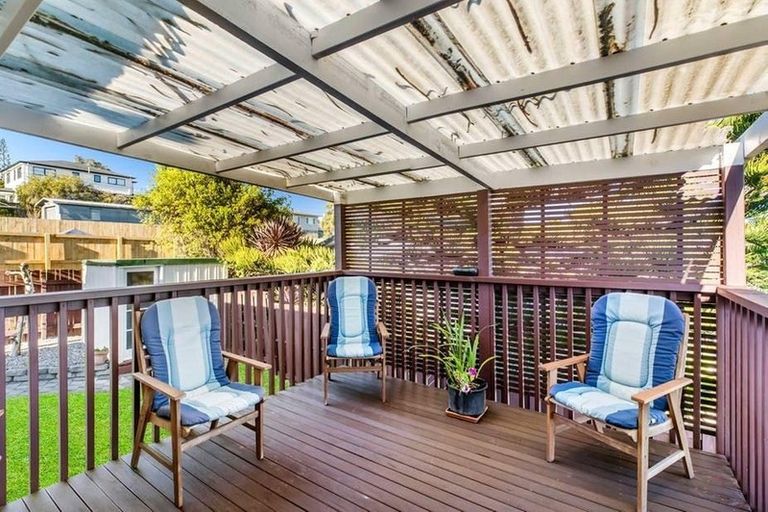 Photo of property in 1/81 Awaroa Road, Sunnyvale, Auckland, 0612