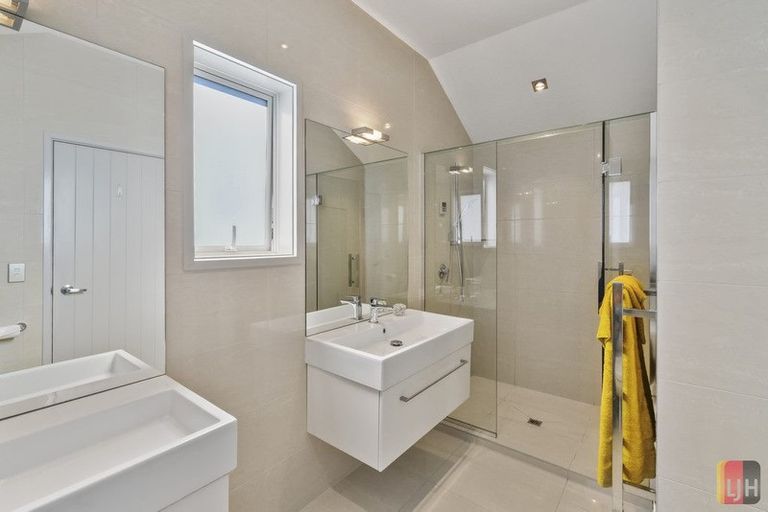 Photo of property in 2 Portofino Point, Karaka, Papakura, 2113