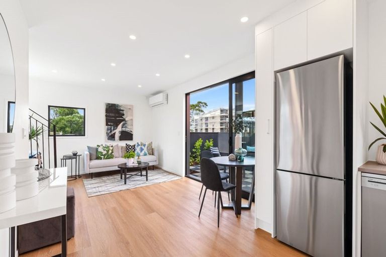 Photo of property in 2 Kotuitui Street, Manukau, Auckland, 2104