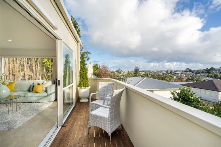 Photo of property in 2/160 Forrest Hill Road, Forrest Hill, Auckland, 0620