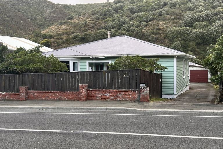 Photo of property in 11 Happy Valley Road, Owhiro Bay, Wellington, 6023