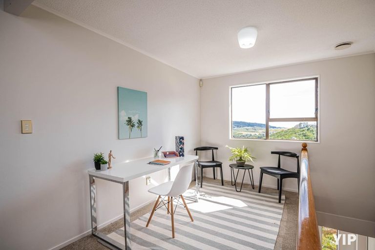 Photo of property in 44 Colchester Crescent, Newlands, Wellington, 6037