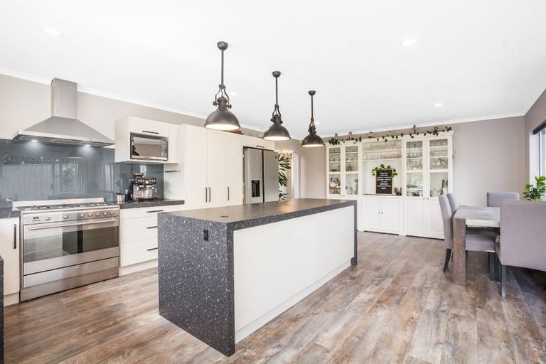 Photo of property in 11 Te Puia Drive, Aotea, Porirua, 5024