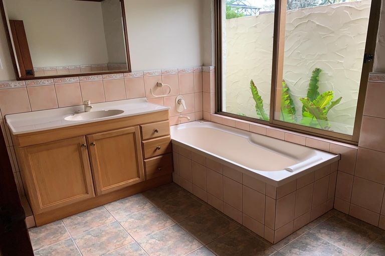 Photo of property in 2 Bramley Drive, Farm Cove, Auckland, 2012