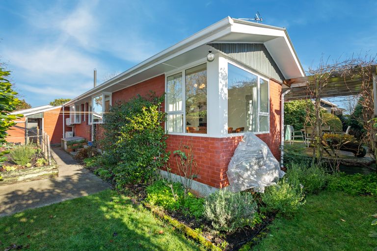 Photo of property in 32 Rosedale Place, Avonhead, Christchurch, 8042