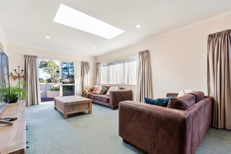 Photo of property in 37 Roys Road, Weymouth, Auckland, 2103