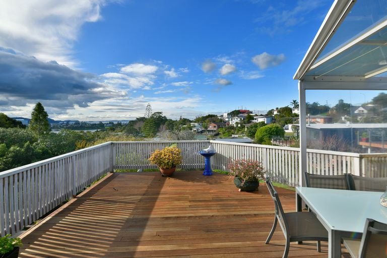 Photo of property in 9 Moffat Road, Red Beach, 0932