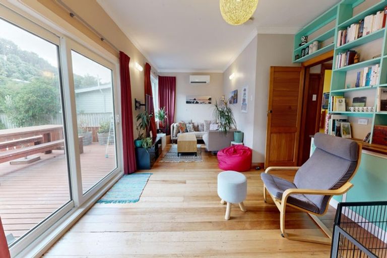 Photo of property in 11 Happy Valley Road, Owhiro Bay, Wellington, 6023