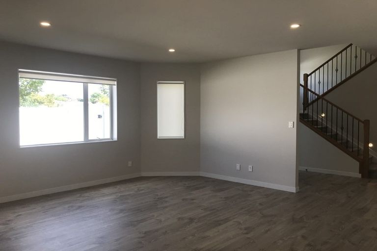 Photo of property in 1a Harrowglen Drive, Northcross, Auckland, 0632