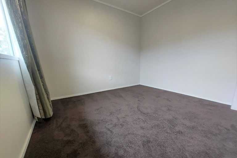 Photo of property in 111 Kemp Road, Massey, Auckland, 0614