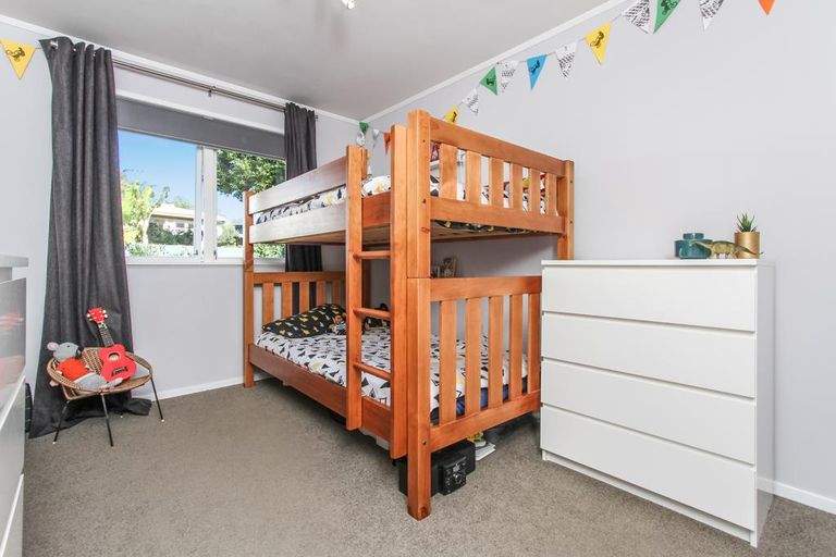 Photo of property in 20 Miltonia Avenue, Te Atatu South, Auckland, 0610