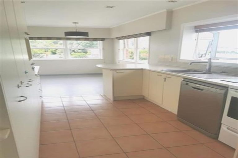 Photo of property in 14 La Trobe Street, Pakuranga Heights, Auckland, 2010