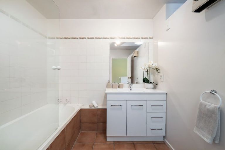 Photo of property in 2/17 Devon Street, Sydenham, Christchurch, 8023