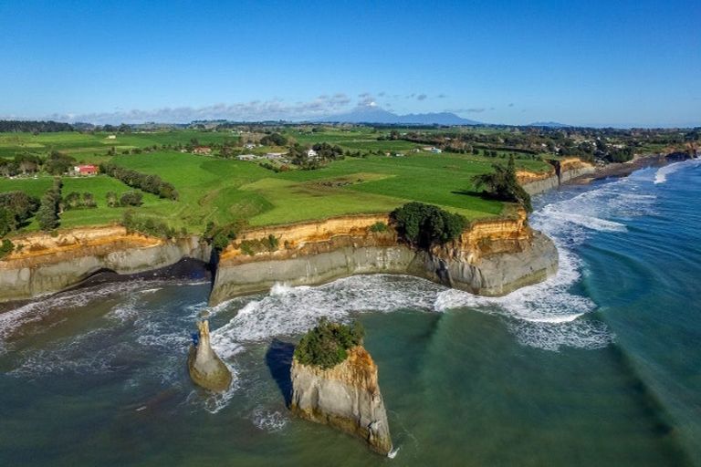 Photo of property in 1119 Main Road North, Onaero, Urenui, 4383