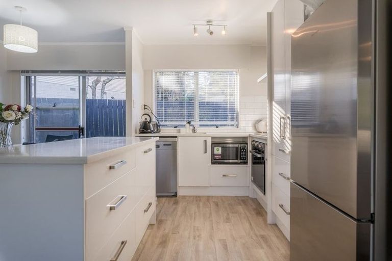 Photo of property in 2/18 Kashmir Road, Glen Eden, Auckland, 0602