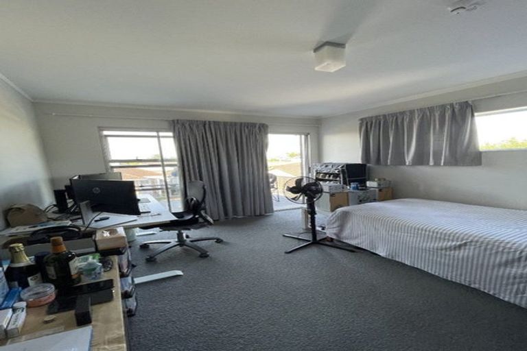 Photo of property in 1/212 Te Atatu Road, Te Atatu South, Auckland, 0610