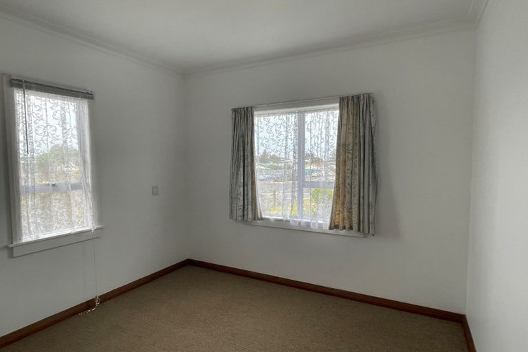 Photo of property in 1 Rangiora Street, Castlecliff, Whanganui, 4501