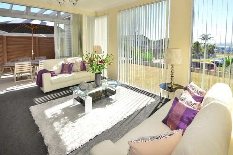 Photo of property in 10 Lupetti Rise, West Harbour, Auckland, 0618