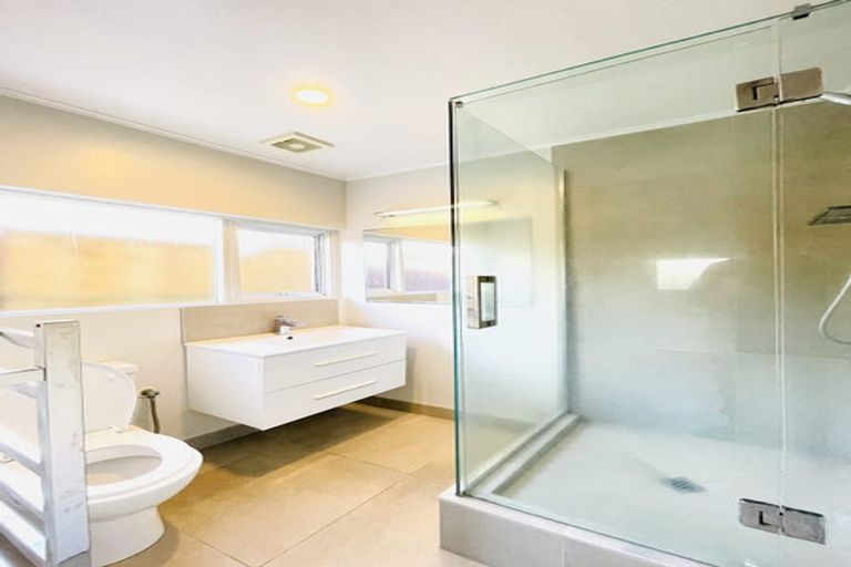 Photo of property in 9 Seaview Road, Castor Bay, Auckland, 0620