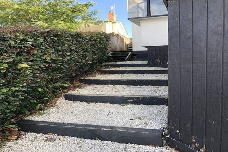 Photo of property in 2/191 Glenfield Road, Hillcrest, Auckland, 0627