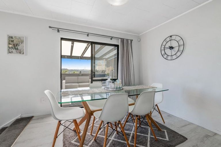 Photo of property in 2/8 Sevilla Place, Unsworth Heights, Auckland, 0632