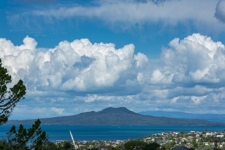 Photo of property in 927 East Coast Road, Northcross, Auckland, 0632