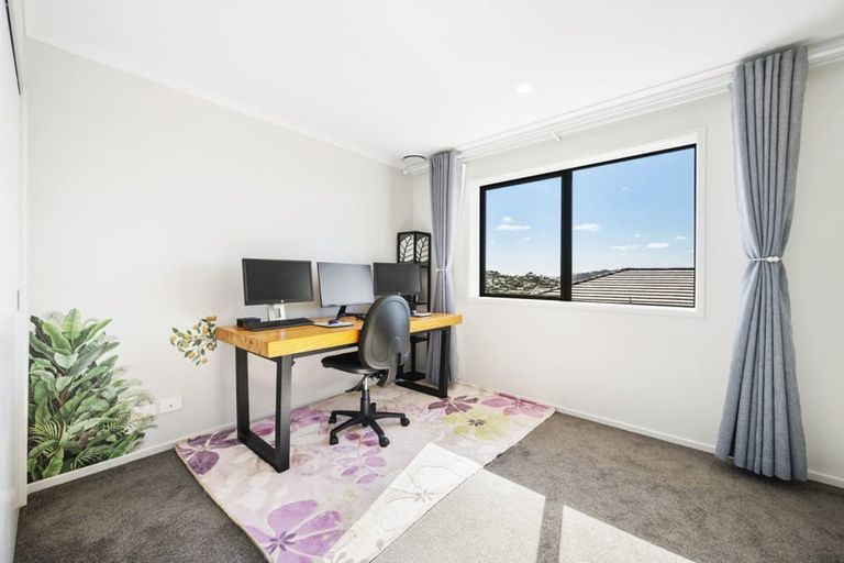 Photo of property in 8 Boeing Way, Newlands, Wellington, 6037
