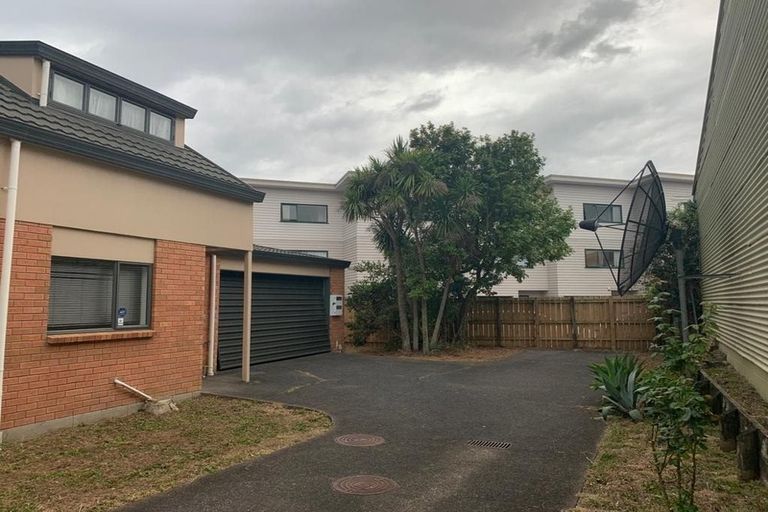 Photo of property in 1/1 Melview Place, New Lynn, Auckland, 0600