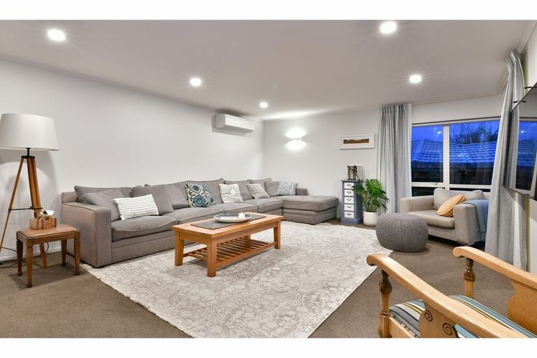 Photo of property in 168 Centreway Road, Orewa, 0931