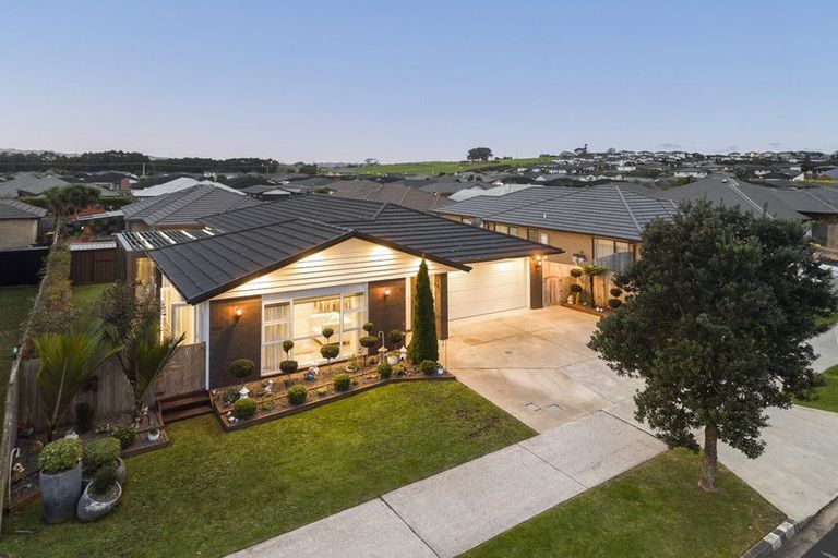 Photo of property in 16 Twin Parks Rise, Papakura, 2110