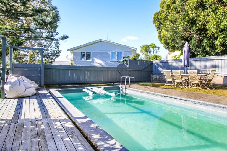 Photo of property in 20 Miltonia Avenue, Te Atatu South, Auckland, 0610