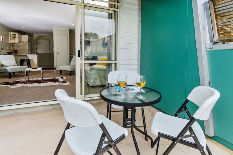 Photo of property in 2b/20 Ian Marwick Place, Birkenhead, Auckland, 0626