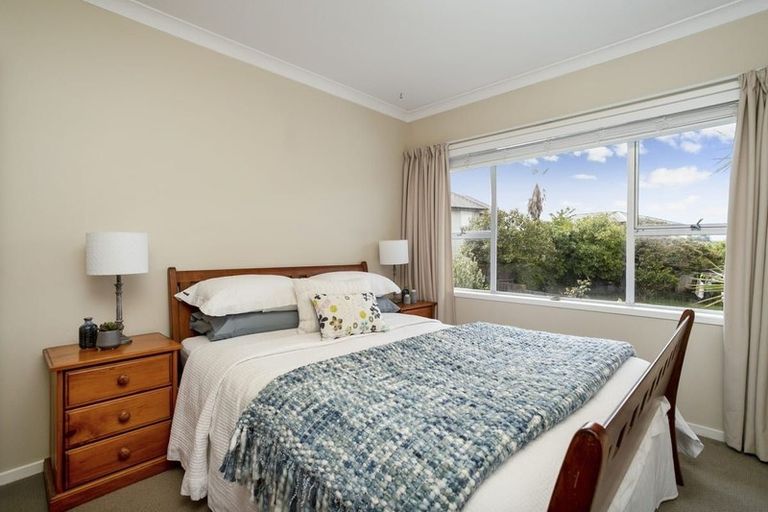 Photo of property in 6 Bodi Place, Te Atatu South, Auckland, 0610