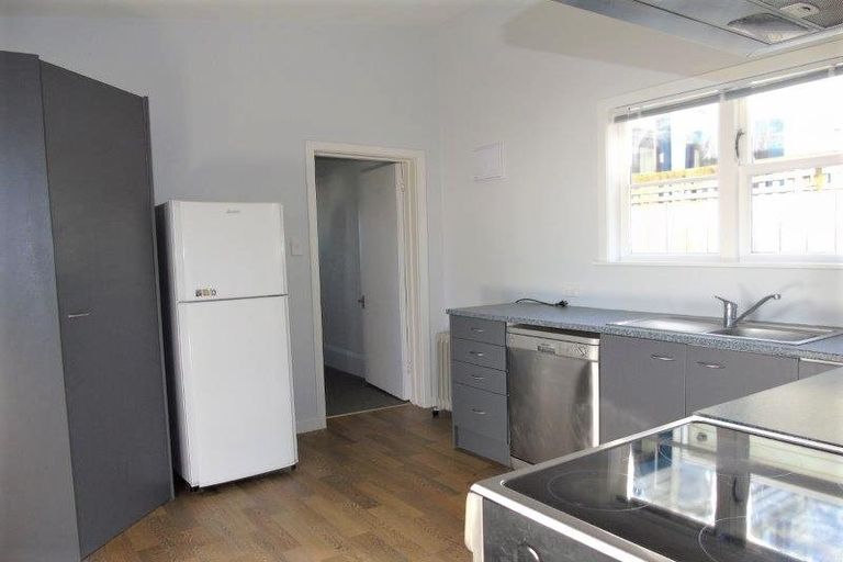 Photo of property in 12 Edge Hill, Mount Victoria, Wellington, 6011