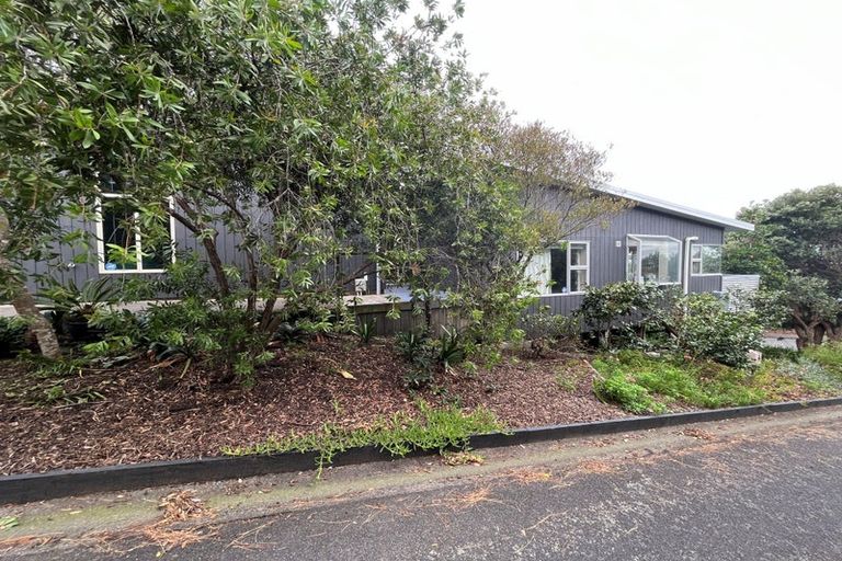 Photo of property in 8 Sunset Terrace, Waikanae Beach, Waikanae, 5036