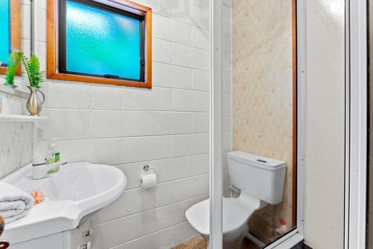 Photo of property in 1/12 Greenvalley Rise, Glenfield, Auckland, 0629