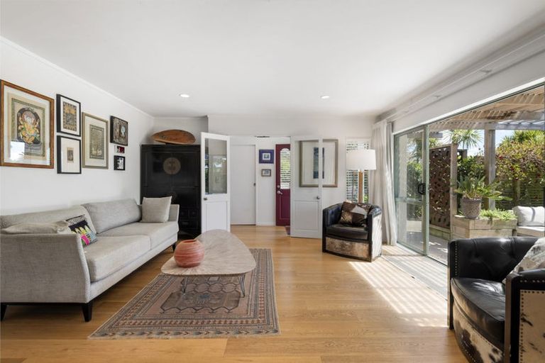 Photo of property in 2/13 Montgomery Avenue, Rothesay Bay, Auckland, 0630