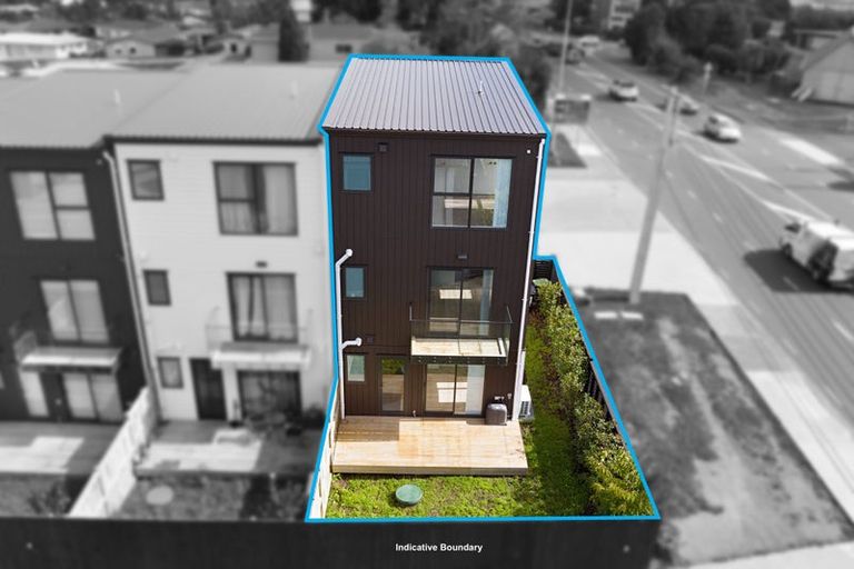 Photo of property in 1/107 Hobsonville Road, West Harbour, Auckland, 0618