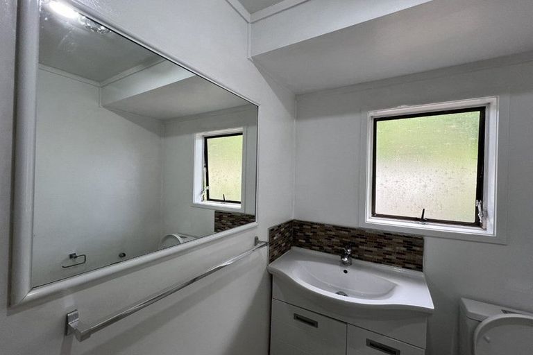 Photo of property in 1/8 Tusac Place, Totara Vale, Auckland, 0627