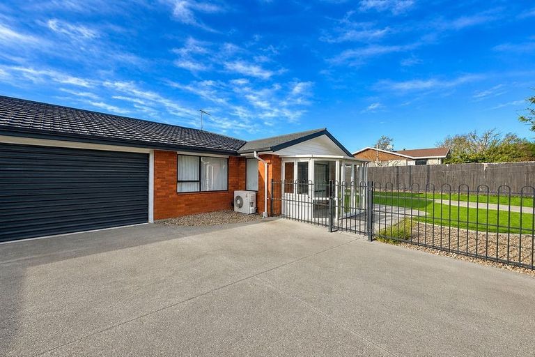 Photo of property in 2/6 Pyatt Place, Redwood, Christchurch, 8051